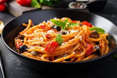 Sosisli soslu fettucini